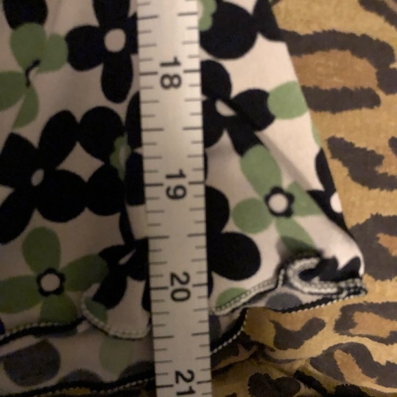 𝅺Max Studio size small green & brown print faux wrap top shirred side - Picture 4 of 8